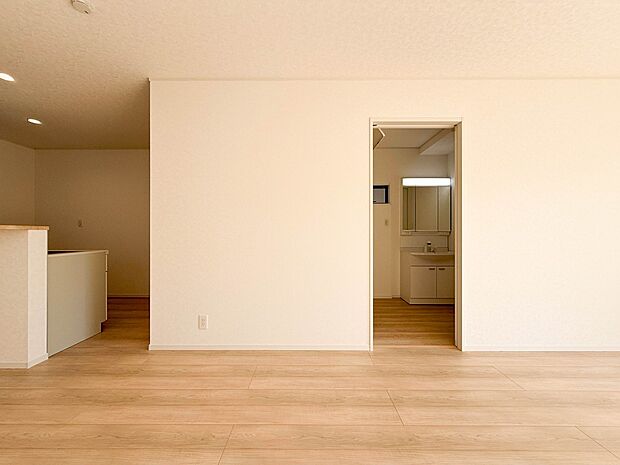 1号棟【LDK18.2帖】爽やかな日差しが差し込む明るいリビングです。