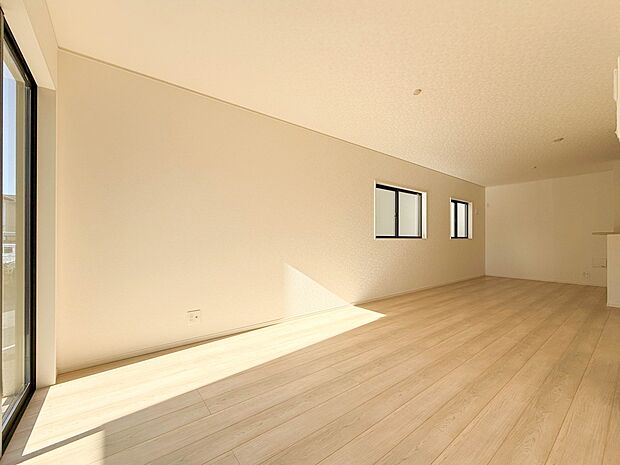 1号棟【LDK18.2帖】室内には豊かな陽光が注ぎ込み、爽やかな住空間を演出。