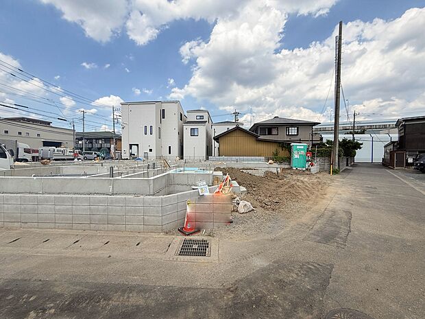 1号棟【外観】堂々たる趣ながら、主張し過ぎずどこか余裕を感じさせるシャープなフォルムで佇む邸宅は、晴天の空と照らし合わせる事で、本来あるべき完成形の姿を見せてくれます。