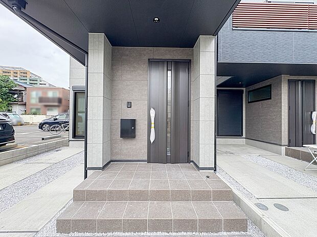 No.1【玄関】家の顔となる玄関は、高いデザイン性が求められます。高級感と断熱性、防犯性に優れた玄関ドアを標準装備。ピッキング対策のセキュリティサムターン等、防犯に考慮しました。