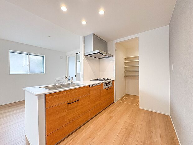 No.1【キッチン】ナチュラルな自然光の中での調理。会話が弾む対面型キッチン。お洒落な食器類を余裕で収納できるスペース。動きやすい女性目線のキッチン動線。これからはお料理をつくる時間が劇的に…