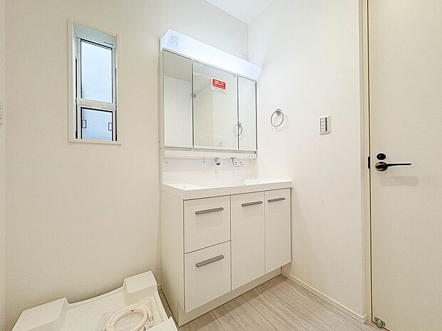 No.1【洗面台】大きく見やすい三面鏡で清潔感ある洗面台は、身だしなみチェックや肌のお手入れに最適です。何かと物が増える場所だからこそ、スッキリと見映えの良い空間に拵えました。