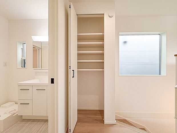 No.1【2F廊下収納】限られたスペースを有効に活用できる壁面クローゼット。