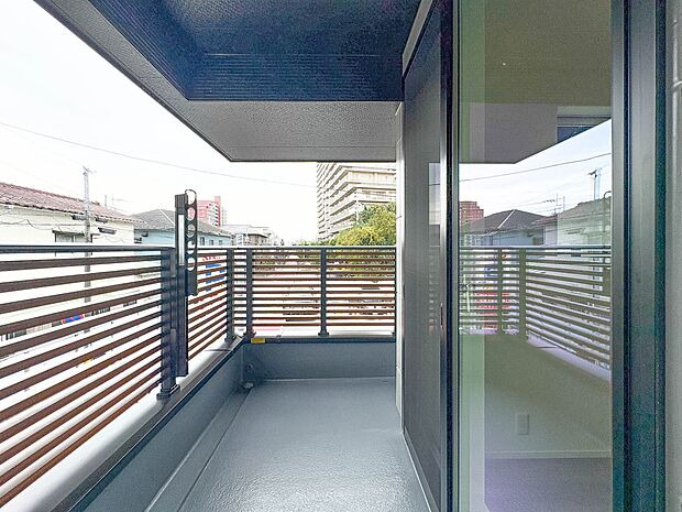 No.1【バルコニー】バルコニーに自分のこだわりをもたせる。120％自由自在のバルコニー。もちろんお洗濯物を干す、ゴミを一時保管するなどもおまかせください。バルコニーを多目的スペースとして考…