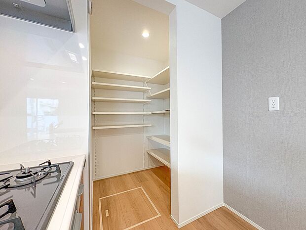 No.1【パントリー（食料庫）】常温保存できるパン、お米、調味料、缶詰など、日常的に使うものや未開封の食品の収納にぴったり。棚にものを並べて収納すれば、何が足りないのかひと目で確認できます。…