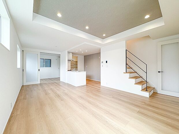 No.1【LDK18.4帖＋パントリー】シンプルなデザインの家は風情がある。住む人のこだわりを感じる。外観も内装もいたってシンプル。居心地がよく、家事や趣味、子育てなどにも集中できる。家も人…