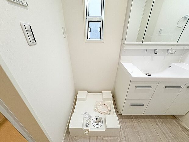 No.1【ランドリースペース】毎日使う洗濯機。しっかりと奥行きのある置き場が確保されています。