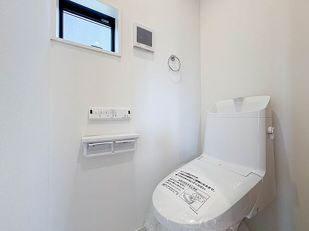 1号棟【Toilet-トイレ-】  いつも清潔なスペースであってほしいのが毎日使うトイレです。掃除がしやすいのはもちろん、落ち着けるスペースとして機能することも大切です。