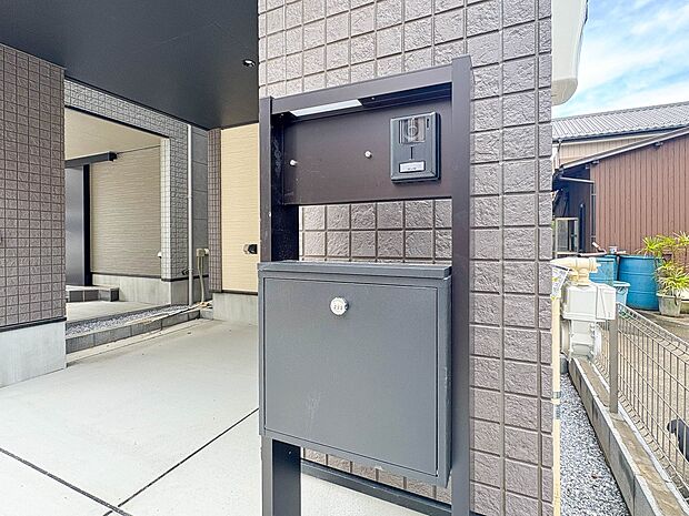 1号棟【TVモニター付インターホン】  来訪者の様子を室内TVモニターでチェック。対応したくないセールスを断りやすく、子どもに留守番をさせるときも安心。不在時の来訪者を録画でき、犯罪抑止効果…