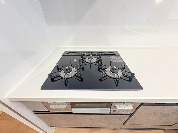 1号棟【三口コンロ】奥さま目線で考え、調理に重宝する三口コンロをシステムキッチンに採用、ワイドな洗い場も設けも野菜や食器を洗うのを便利にしました。