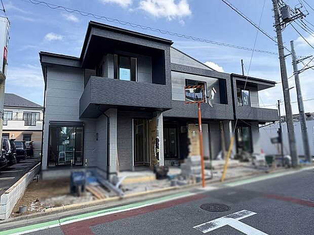 【前面道路】家の前をまっすぐの通りが走っている。クルマは少なく、人々は毎朝、ウォーキング、ジョギング、犬の散歩など、フリーな朝時間を過ごしている。