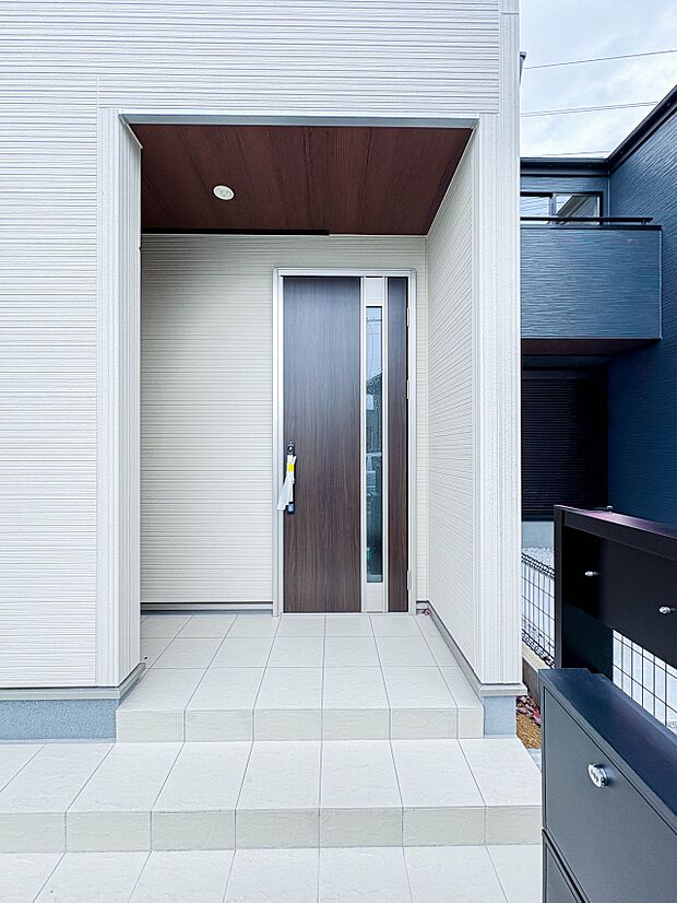 【玄関】家の顔となる玄関は、高いデザイン性が求められます。高級感と断熱性、防犯性に優れた玄関ドアを標準装備。ピッキング対策のセキュリティサムターン等、防犯に考慮しました。