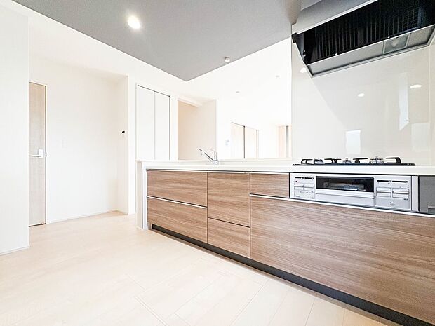 【キッチン】ナチュラルな自然光の中での調理。会話が弾む対面型キッチン。お洒落な食器類を余裕で収納できるスペース。動きやすい女性目線のキッチン動線。これからはお料理をつくる時間が劇的に変わりま…