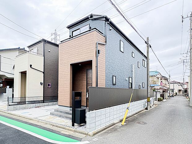 【1号棟】キッチン横には食品のストックに重宝するパントリーを設置しました 。食器や調理器具もすっきりと片付き 、いつでも綺麗なキッチンを保てます。お料理好きには嬉しい設計です。