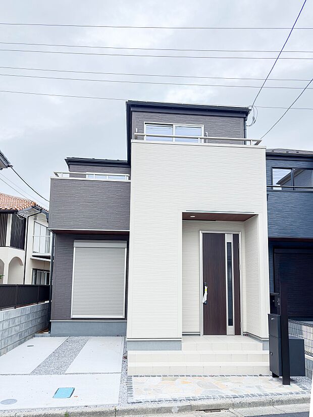 【1号棟】家族が自然と集まる18帖の広々LDKが魅力です 。リビングにはお洒落な折下げ天井もあり 、ゆとりのある空間で、ご家族とのゆったりとした時間をお過ごしいただけます。