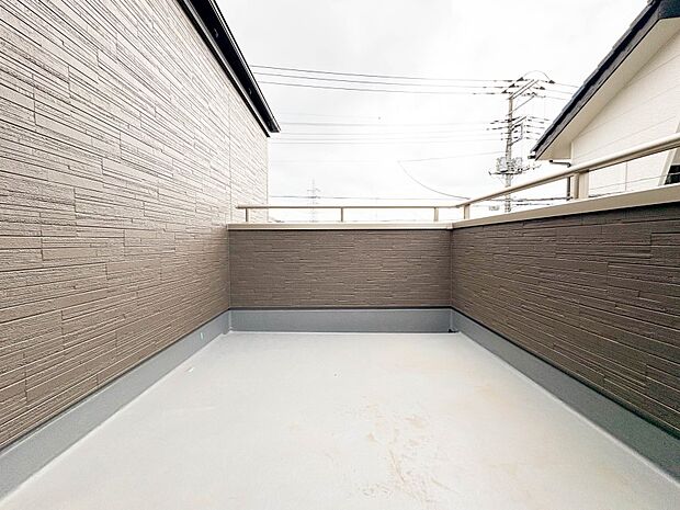 広々したバルコニーは日当り良好。