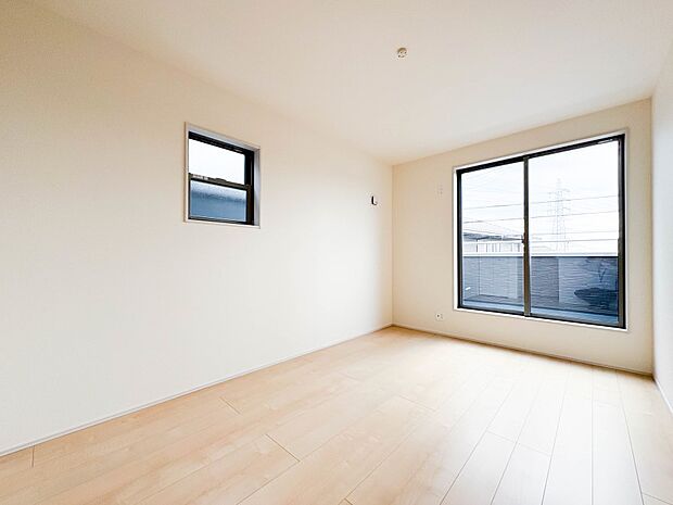 【洋室7.25帖】柔らかな陽光とフローリングの色味が調和した快適な空間。