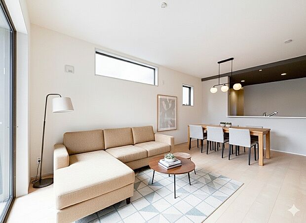 【LDK15.5帖】シンプルなデザインの家は風情がある。住む人のこだわりを感じる。外観も内装もいたってシンプル。居心地がよく、家事や趣味、子育てなどにも集中できる。家も人間も熟成するほどシン…