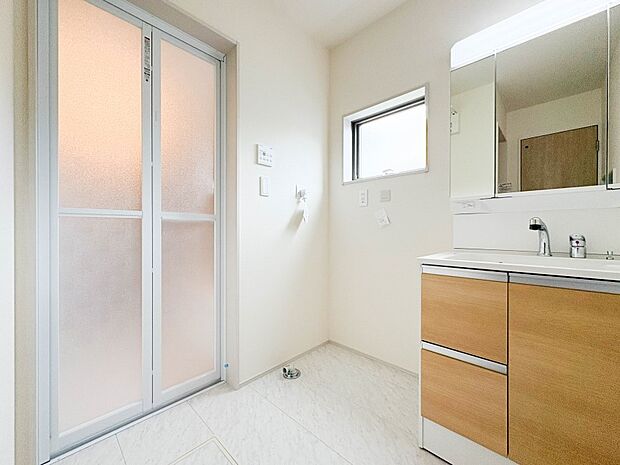 【Laundry space-ランドリースペース】毎日使う洗濯機。しっかりと奥行きのある置き場が確保されています。