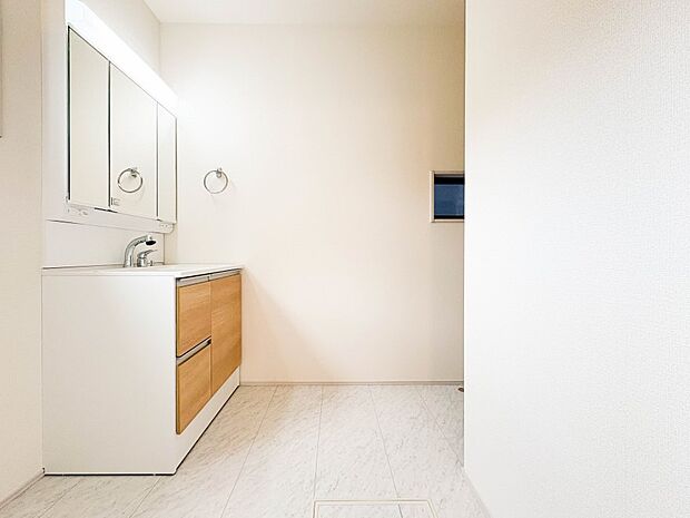 【脱衣所】洗面所は小さなプライベートスペース。歯磨き、洗顔と毎日施す個人空間。