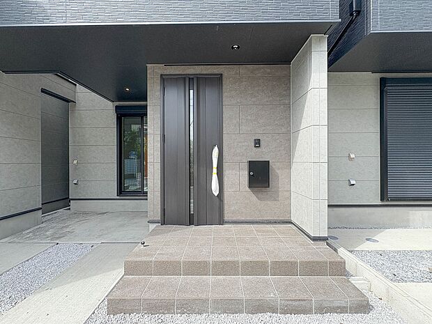 No.2【玄関】家の顔となる玄関は、高いデザイン性が求められます。高級感と断熱性、防犯性に優れた玄関ドアを標準装備。ピッキング対策のセキュリティサムターン等、防犯に考慮しました。