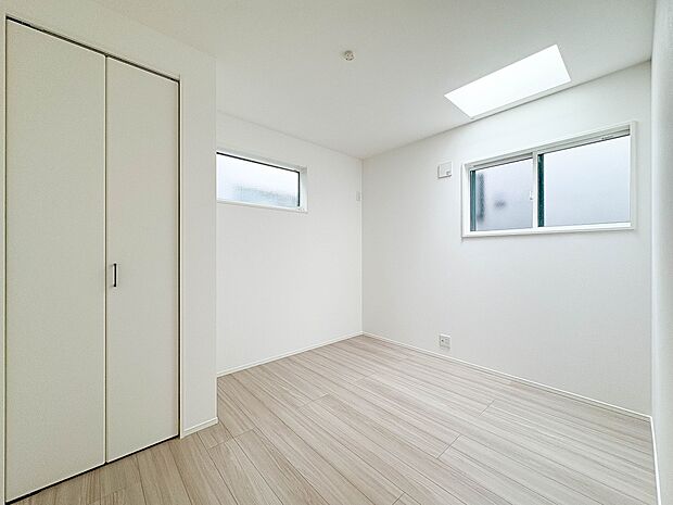 No.2【寝室】シンプルな内装はおしゃれのポイントです。シンプルは華美より飽きがこないからです。色や模様でおしゃれ感をだす。それがシンプルイズビューティーです。