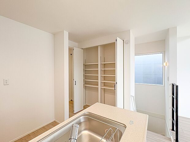 No.2【パントリー（食料庫）】  常温保存できるパン、お米、調味料、缶詰など、日常的に使うものや未開封の食品の収納にぴったり。棚にものを並べて収納すれば、何が足りないのかひと目で確認できま…