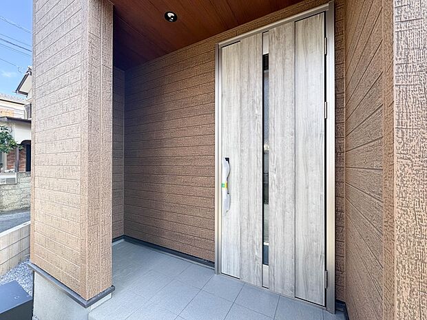 【玄関】こちらの物件に少しでもご興味がありましたら、お気軽にお電話下さい。ネット上で「見えない物」「わからない事」でも、実際にご見学いただくことで、手に取るようにおわかりいただけるはずです。…