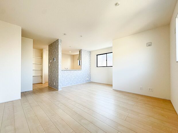 【LDK15.5帖】 整然とした空間演出、快適な理想の暮らしの実現は家のみの拘りではなく、そこで暮らす方々にとって素敵な環境であることも挙げられると思います。四季折々の変化が奏でる鼓動を楽…