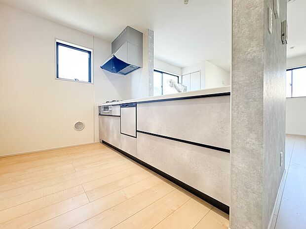 【LDK15.5帖】 カウンターキッチンは広くて収納力もあるので、快適に料理をすることができます。食器や炊事用具を手の届くところに配置しやすいため調理もスピーディーですよ。