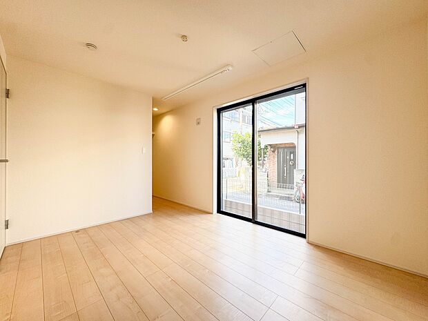 【居室6帖】独立性を高めたお部屋。たっぷりの収納も配備しており、片付いた空間を実現出来そう。陽光も降り注ぐ明るく開放的な空間が魅力的。