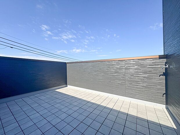 【バルコニー】 バルコニーから差し込む陽光・通風は、住環境・快適性と共に有り続ける貴重な「財産」です。