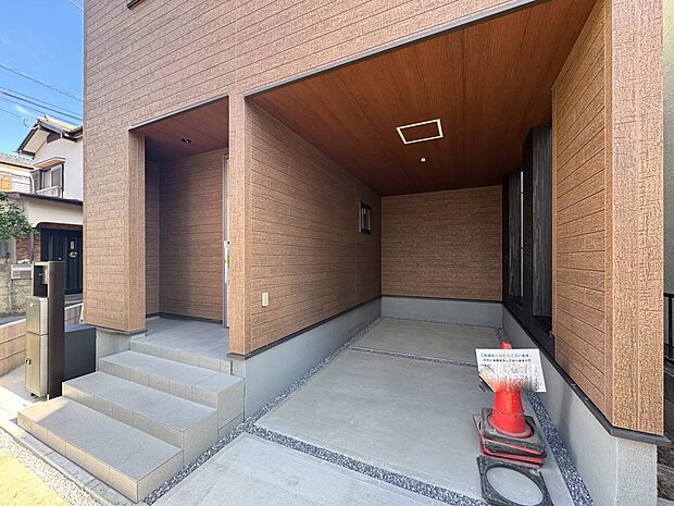 【駐車場】毎日の生活にマイカーが必須という方は、購入を検討する際、駐車場があることは大事な条件です。毎日の通勤や家族の送迎、買い物やお出かけなどクルマのある暮らしを満喫したい方は要チェック!…