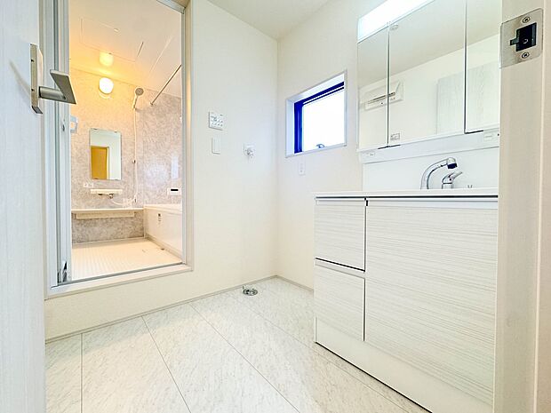 【脱衣場】脱衣所、洗面所は小さなプライベートスペース。歯磨き、洗顔と毎日施す個人空間。換気も設置して、熱気などを開放して、爽やかなスペースになるように設計されています。