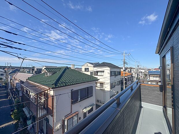 【眺望】朝の澄んだ空気や、夕方に吹く清々しい風を五感で感じられるバルコニー。