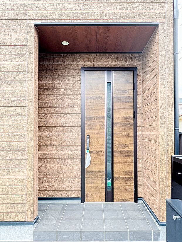 【玄関】家の顔となる玄関は、高いデザイン性が求められます。高級感と断熱性、防犯性に優れた玄関ドアを標準装備。ピッキング対策のセキュリティサムターン等、防犯に考慮しました。