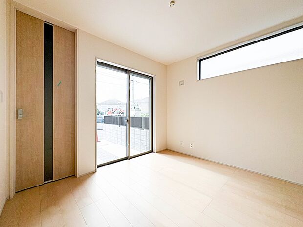 【リビング】インテリアショップで見掛けた「あの家具」も置ける、ゆったりとした空間。時に広さが上質な寛ぎの時間になる事も。