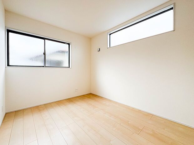 【子供部屋5.25帖】お子様のお部屋にぴったりなクロークを備えたフローリング仕様の洋室です。