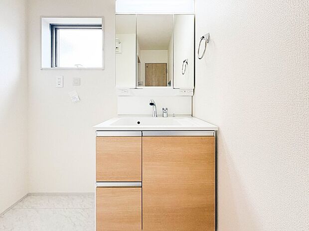 【三面鏡洗面化粧台】 ミラーを手前に引けば、楽な姿勢で髭剃りやメイクができます。合わせ鏡にすればヘアスタイルのチェックもラクラク。洗面化粧台のミラー裏にはたっぷり入る収納スペースを設けてい…