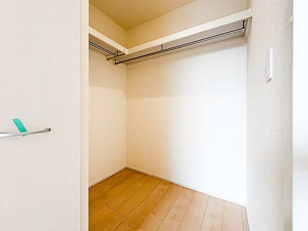 【WIC（ウォークインクローゼット）】  たくさんの洋服をかけてもシワになりにくいウォークインクローゼット。洋服以外にも、普段使わない家電やスーツケース、ストック品など何でも片付く嬉しい空間…