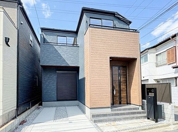 【1号棟】家族が自然と集まる18帖の広々LDKが魅力です 。リビングにはお洒落な折下げ天井もあり 、ゆとりのある空間で、ご家族とのゆったりとした時間をお過ごしいただけます。