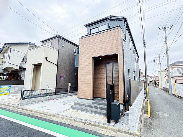 【前面道路】陽当りや通風性など各所に施された工夫で住みやすさを実現。部屋の大きさや周辺環境・街並など、資料には掲載していない情報が現地にはたくさんございます。是非ご確認下さい。