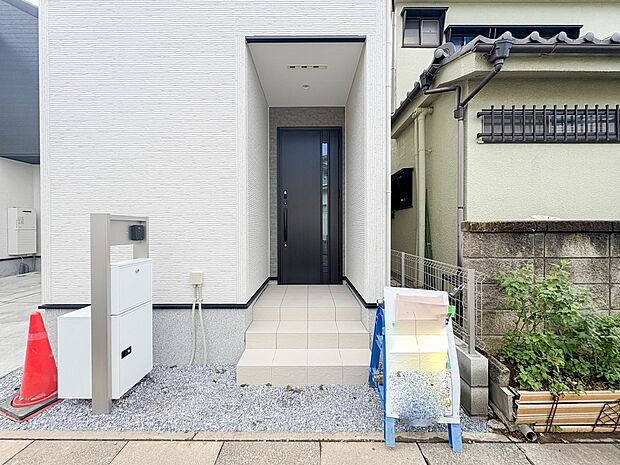 【玄関】家の顔となる玄関は、高いデザイン性が求められます。高級感と断熱性、防犯性に優れた玄関ドアを標準装備。ピッキング対策のセキュリティサムターン等、防犯に考慮しました。