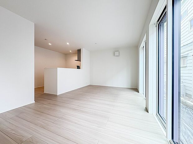 【リビング　LDK15.5帖】  整然とした空間演出、快適な理想の暮らしの実現は家のみの拘りではなく、そこで暮らす方々にとって素敵な環境であることも挙げられると思います。四季折々の変化が奏で…