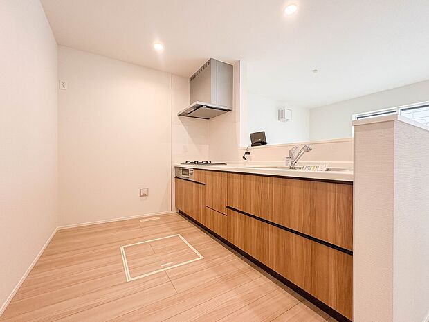 【キッチン　LDK15.5帖】ナチュラルな自然光の中での調理。会話が弾む対面型キッチン。お洒落な食器類を余裕で収納できるスペース。動きやすい女性目線のキッチン動線。これからはお料理をつくる時…