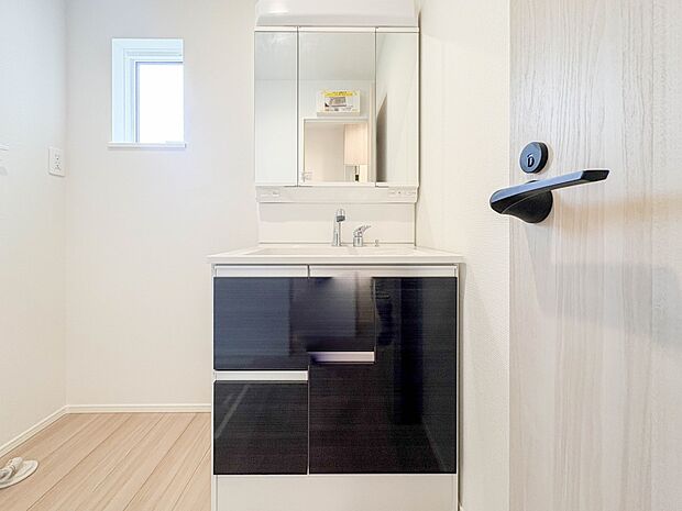 【洗面台】 十分な大きさの洗面台は、身だしなみチェックや歯磨きなど、朝の慌ただしい時間でもホテルライクなスペースで余裕とゆとりを感じて頂けます。