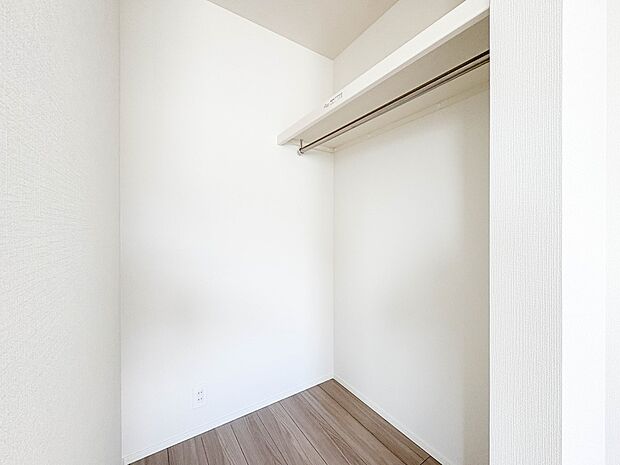 【WIC（ウォークインクローゼット）】  たくさんの洋服をかけてもシワになりにくいウォークインクローゼット。洋服以外にも、普段使わない家電やスーツケース、ストック品など何でも片付く嬉しい空間…