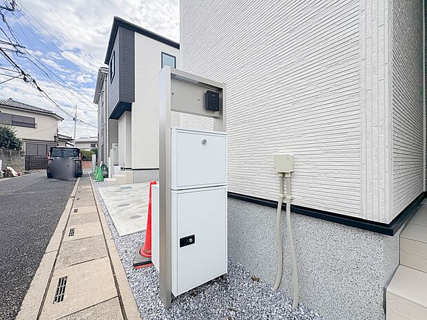 【外観】玄関ポスト、宅配BOXがあります。