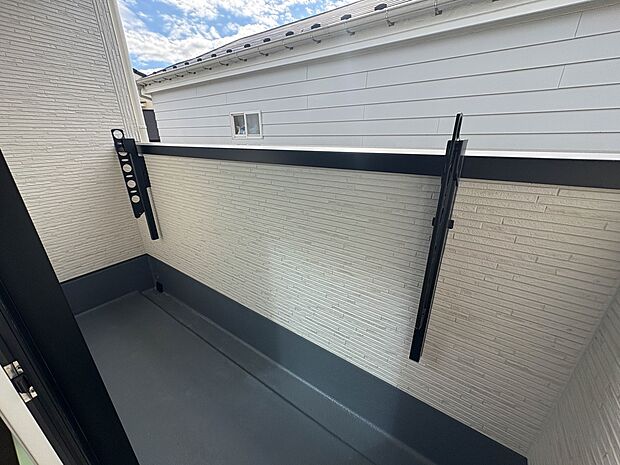 【バルコニー】  バルコニーから差し込む陽光・通風は、住環境・快適性と共に有り続ける貴重な「財産」です。