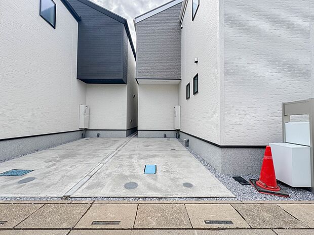 【駐車場】毎日の生活にマイカーが必須という方は、購入を検討する際、駐車場があることは大事な条件です。毎日の通勤や家族の送迎、買い物やお出かけなどクルマのある暮らしを満喫したい方は要チェック。…